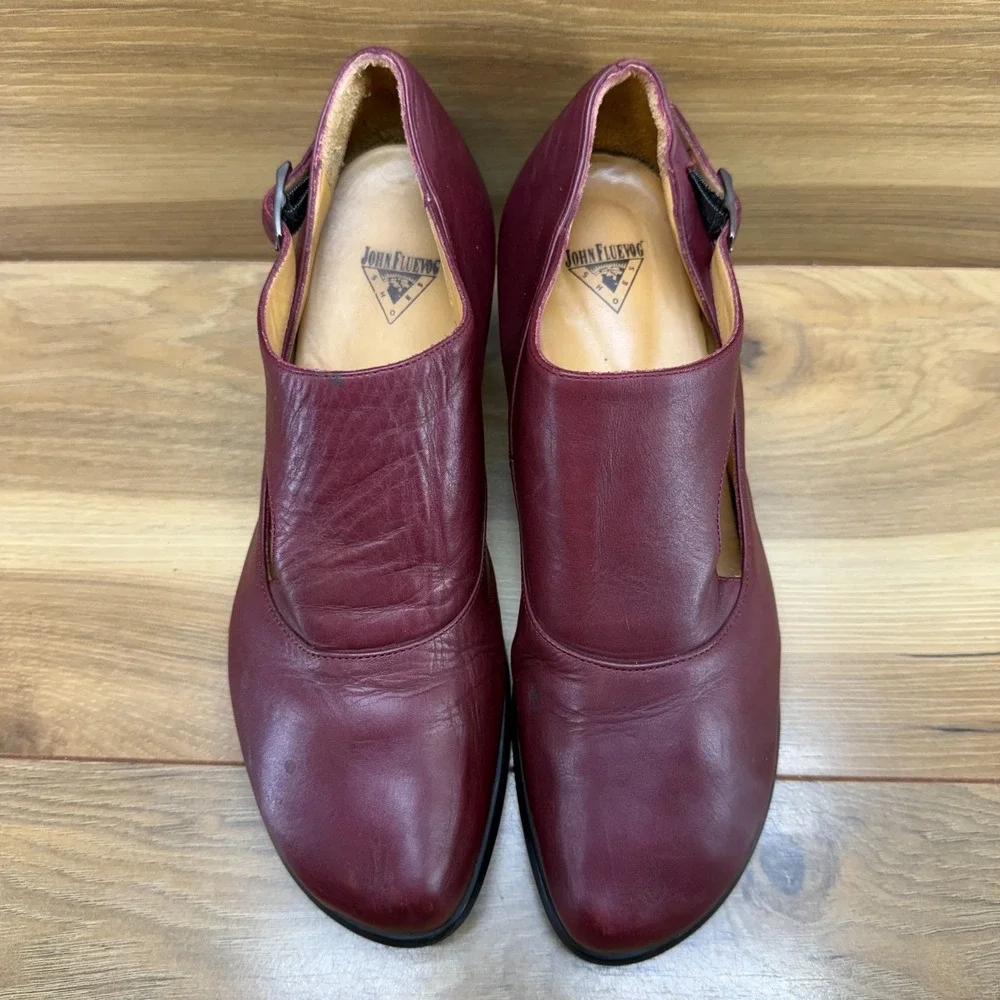 JOHN FLUEVOG Gracias Pump 8.5 Burgundy Deep Red Leather Buckle Mid Heel Wearever